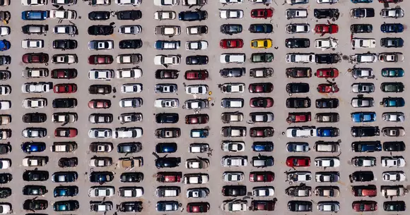 Înmatriculări în 2022: mai multe mașini noi, dar mai puține vehicule rulate față de 2021