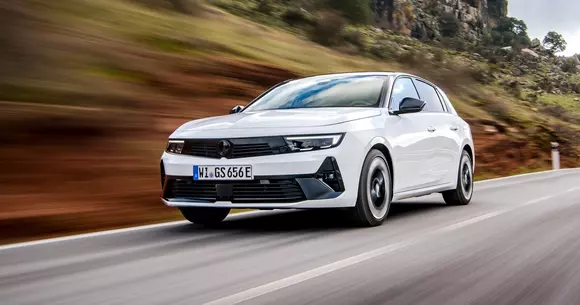 Noutate totală dincolo de un indicativ cu tradiție: Opel Astra GSe a electrificat spiritul sportiv al mărcii din Rüsselsheim.