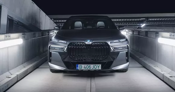 Asemenea unui mesager al timpului, BMW i7 pare să plutească deasupra cremei actuale din clasa de lux. Ce mesaj are, de fapt?