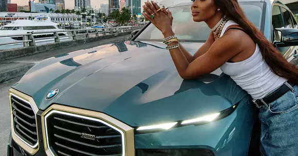 Lansarea exoticului EV BMW XM va fi marcată de o implicare mai mult decât formală a celebrei Naomi Campbell.