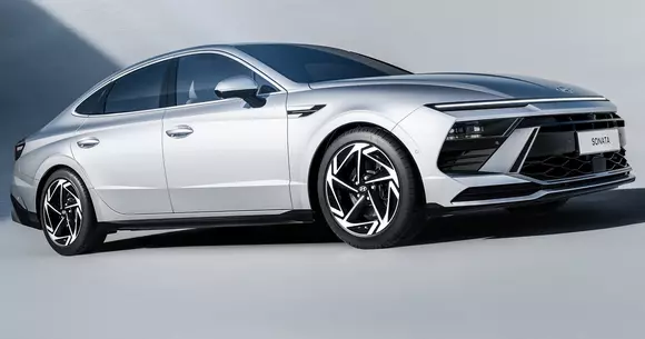 Designul incisiv al sedanului Hyundai Sonata 2024 are certe trimiteri premium-sport. Nu-i lipsesc nici argumentele tehnice.
