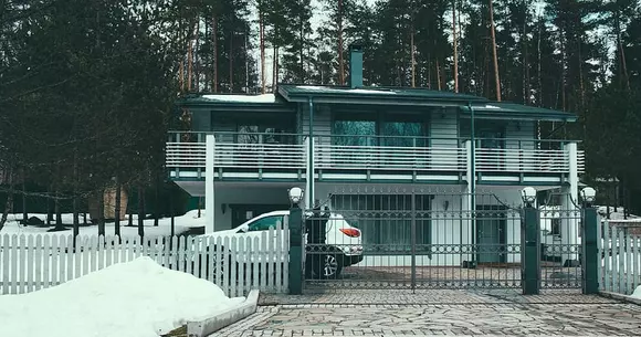 (P) Până și mașina ta îți va mulțumi pentru montajul unei automatizări de poartă culisantă!