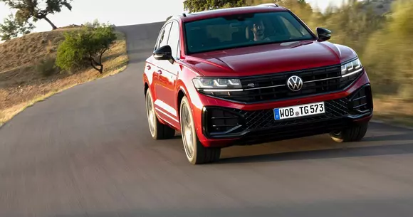 Nu greșim spunând că VW Touareg 2024 apare acum într-o lumina nouă.