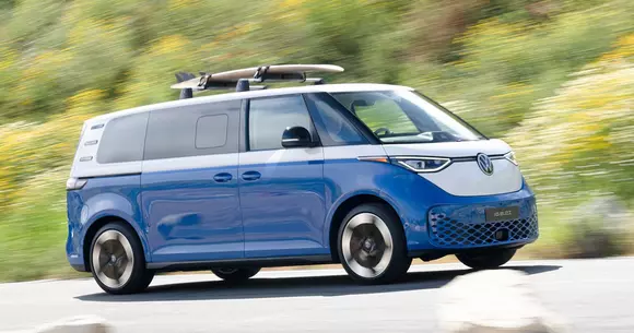 Dacă se poate mai mult, de ce nu? Volkswagen ID. Buzz LWB ilustrează perfect trimiterea acestei întrebări.