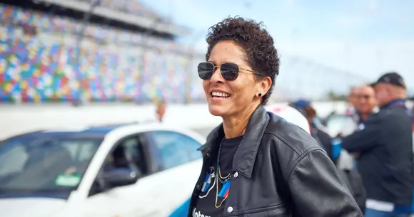 Artă în viteză: artista Julie Mehretu își va pune semnătura pe următorul BMW Art Car