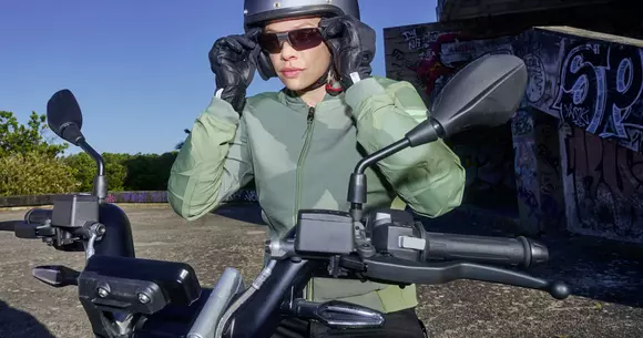 BMW aduce tehnologia head-up display în lumea motocicletelor alături de ochelarii ConnectedRide