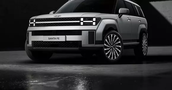 Cea de-a cincea generație Hyundai Santa Fe lasă în urmă stilul premium-convențional al fostelor modele și trece la altceva.