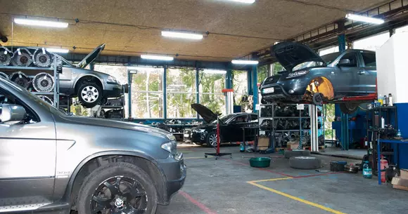 (P) Service specializat şi personal calificat pentru reparaţii cutii automate