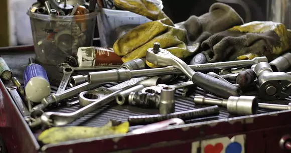 (P) Ce scule auto nu ar trebui să lipsească din dotarea niciunui șofer?