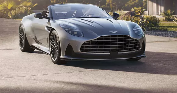 Vara trece grăbită, dar Aston Martin DB12 Volante a reușit să o prindă din urmă. Senzații intense în aer liber!