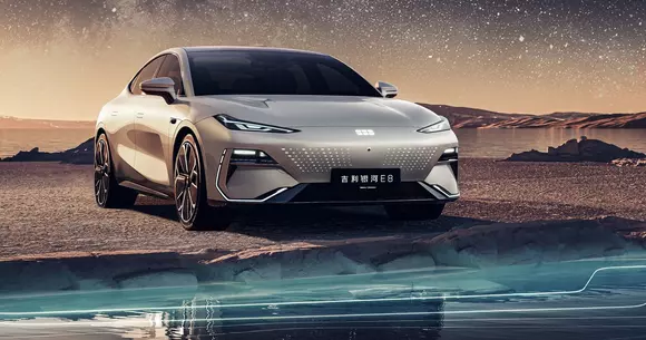 Acum poți avea și smartphone, și mașină Galaxy! Deci să fim recunoscători chinezilor, care l-au făcut pe Geely Galaxy E8.