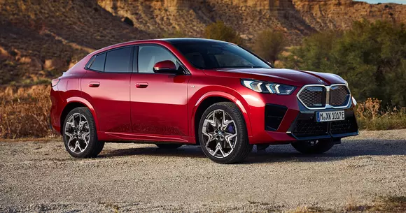 Debut pentru a doua generație a compactelor BMW X2, a căror ofertă s-a electrificat prin versiunile BMW iX2.