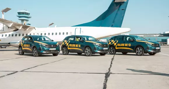 Follow me: De acum, Aeroportul Henri Coadă este deservit de autoturisme Peugeot