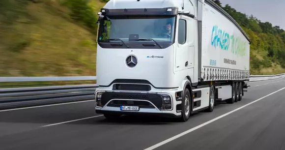 Noul camion electric de mare tonaj Mercedes-Benz eActros 600 își propune transformarea transportului rutier de marfă