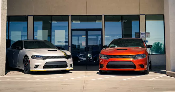 (P) Ce ţinută alegi când mergi la un salon auto