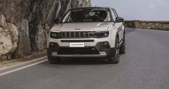Crossover între combustie și electric: Jeep Avenger e-Hybrid completează acum gama tentantelor SUV-uri de clasă mică.