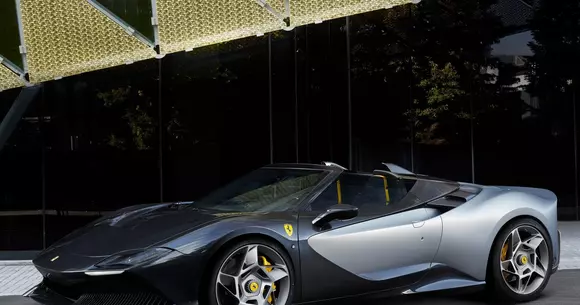 Decapotabilă perfectă pentru o toamnă lungă și caldă: Ferrari SP-8 vine să completeze patrimoniul unicatelor mărcii.