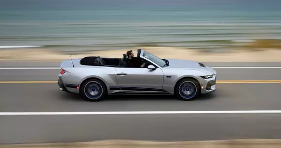 Cum faci ca să vinzi decapotabile în prag de iarnă? Inventezi personalizarea Ford Mustang GT California Special, de exemplu.