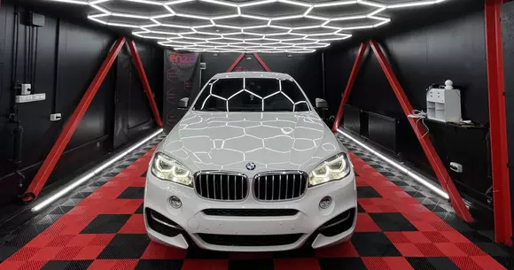 (P) Servicii de aplicare folii auto în București. Cât costă o folie de protecție PPF?