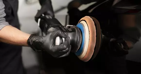 (P) Polish auto și îngrijire: Cum să-ți menții mașina strălucitoare cu ajutorul produselor profesionale