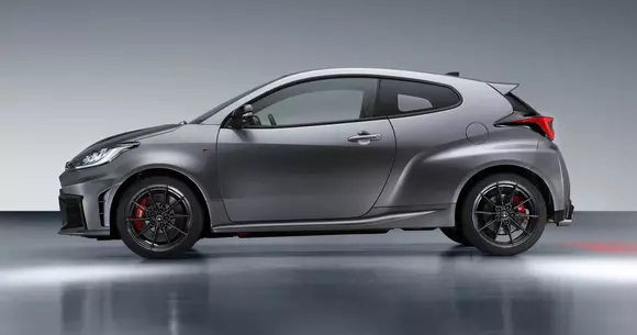 Substanța concentrată a sportivității: Toyota GR Yaris 2024 se prezintă mai marțial ca niciodată termeni de în stil și performanțe.