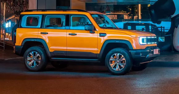 Amestec straniu de soluții tehnice arhaice și avansate, BAIC Beijing BJ40 îi tentează pe doritorii de robustețe și aventură.