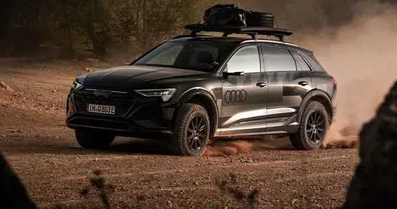 Cel mai ostil teritoriu pentru Audi Q8 e-tron Dakar Edition este cel lipsit de prize. Altfel, cu atenție, se descurcă în offroad.