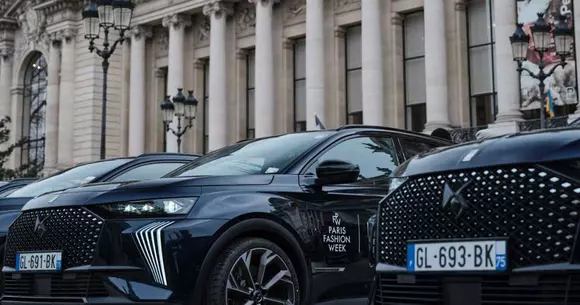 Exponente ale statutului de stil excepțional, limuzinele DS 7 și DS 9 preiau rolul de mașini oifciale pentru Paris Fashion Week.