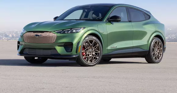 Cromatică sugestivă în era electrică: Ford Mustang Mach-E GT Bronze Appearance Package mizează pe originalitate.