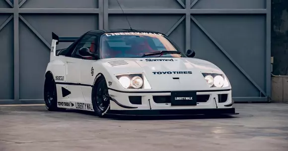 Formă aparte de umor japonez: Ferrari F40 îndesat, realizat pe baza unui kei-coupe Mazda Autozam AZ-1. Delicios!