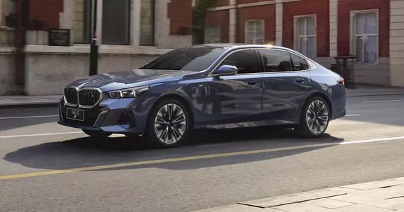 Debut comercial pentru sedanurile BMW Seria 5 și BMW i5 în variantele dezvoltate pentru piața din China și rezervate numai acesteia.