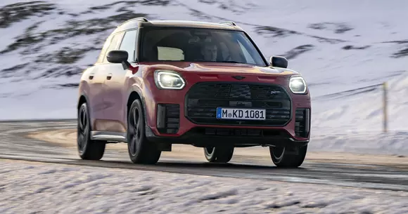 Ambianța ultracool a Islandei a fost fix ce trebuia pentru ca MINI Countryman ALL4 JCW să-și parcurgă prima sesiune foto în offroad.