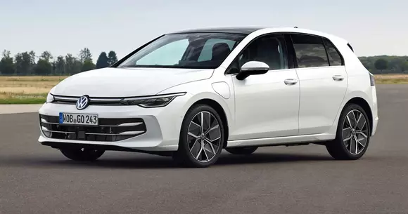 Tânăr și neliniștit, după 50 de ani: VW Golf 8 facelift duce mai departe dinastia celebrelor modele compacte Volkswagen.