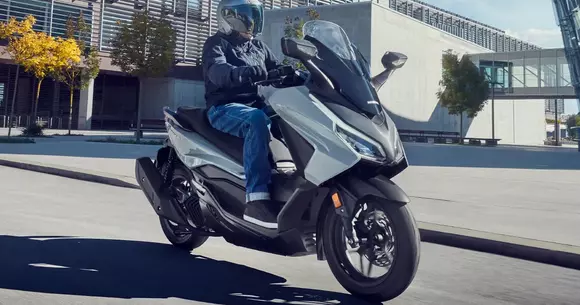 Val favorabil și puternic pentru piața moto din România, iar Honda face surfing pe el în manieră degajată.