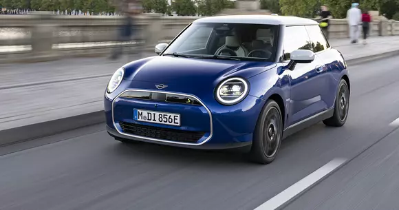 2023 a fost un an de semnificativ succes pentru MINI, bazat pe vânzări crescute și înmulțirea ofertelor de vehicule electrice.