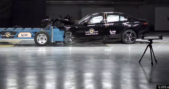 Evaluări excelente ale siguranței pe care o oferă BMW Seria 5 și BMW i5. Autorități din Europa, Asia și America i-au evidențiat calitățile.