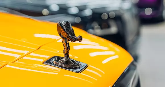 Tradiție, tradiție, dar ne mai și modernizăm: așa se prezintă noul showroom Rolls-Royce din Sunningdale, deschis la început de an.