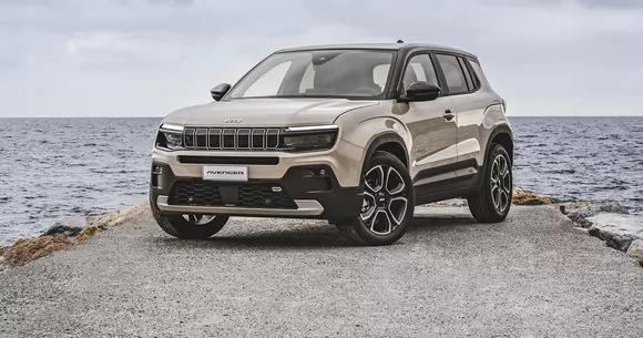 Sisteme de propulsie pe alese, dotare bine garnisită, prețuri atractive: Jeep Avenger 2024 pornește în forță în noul an comercial.