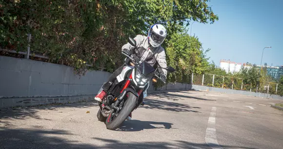 Honda CB750 Hornet: Viespea – Metamorfoza legendei