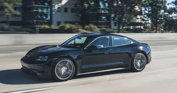 Sub soarele Californiei, modernizatul Porsche Taycan bate recorduri de autonomie la drum. Ce e de reținut, înainte de lansarea oficială?