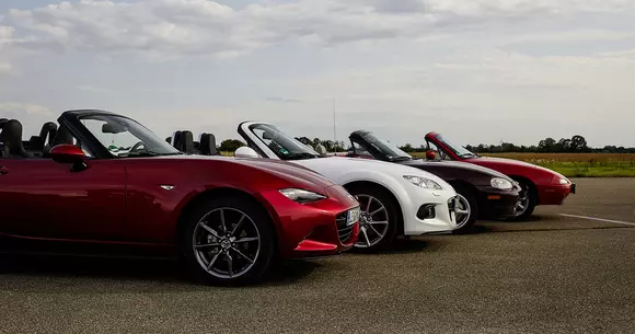 Cu 35 de ani în urmă, apariția seriei Mazda MX-5 i-a amintit lumii cât de mult dorește decapotabile „lightweight”.