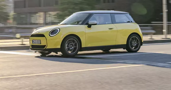 Minimalism - da, dar fără reducere de avantaje! MINI Cooper E Classic Trim aduce un mesaj știut într-o epocă nouă.