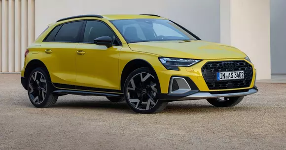 Undeva, între A3 Sportback facelift și Q3, îl întâlnim pe Audi A3 allstreet – adică un Audi A3 trecut la dresscode de aventură.