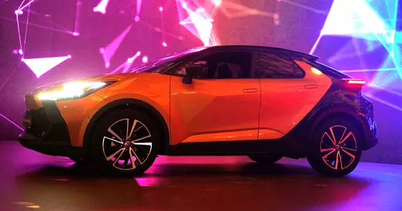 Debut în România: sub forma noii generații, Toyota CH-R demonstrează că și în clasa compactă poți fi excepțional.