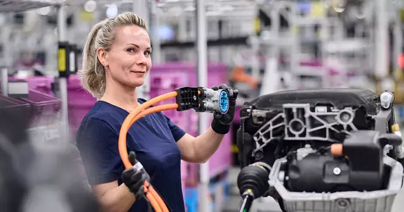 Inspirata strategie a bavarezilor dă roade: uzina BMW de la Regensburg ascende „pe val”, cu perspective excelente.