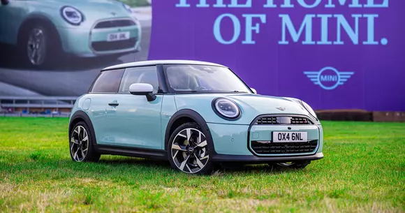 Britanicii păstrează filonul spiritual al mărcii: primul MINI Cooper nou a fost condus afară din uzina de la Oxford de Charlie Cooper.