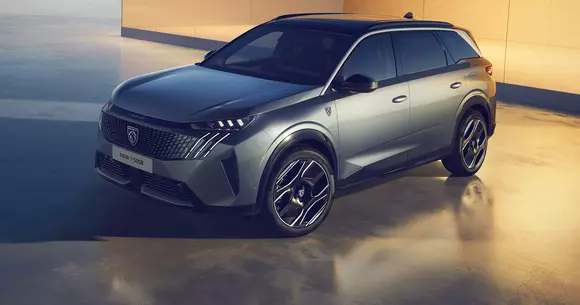 Prezență ambițioasă în clasa medie: SUV-ul Peugeot E-5008 mizează pe stil rafinat și propulsie 100% electrică.
