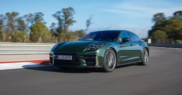 Denumirea lungă a lui Porsche Panamera Turbo E-Hybrid este reflectarea directă a întregului său arsenal tehnic.