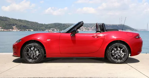 (P) Particularitățile unui roadster: de ce să conduci o astfel de mașină