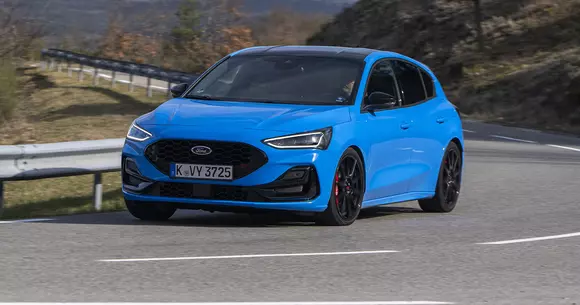 Gaz în plin pe ultima linie dreaptă a carierei comerciale a seriei: Ford Focus ST Edition a fost dezvoltat de Ford Performance.